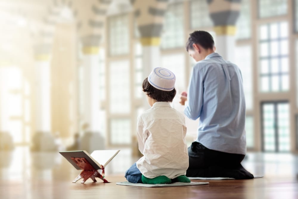 Ramadan,Kareem,Greeting.,Father,And,Son,In,Mosque.,Muslim,Family
